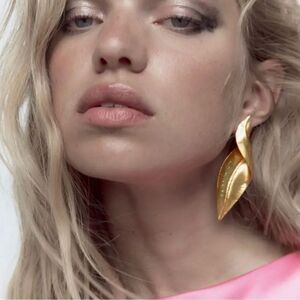 Elegant Gold Leaf Earrings N73